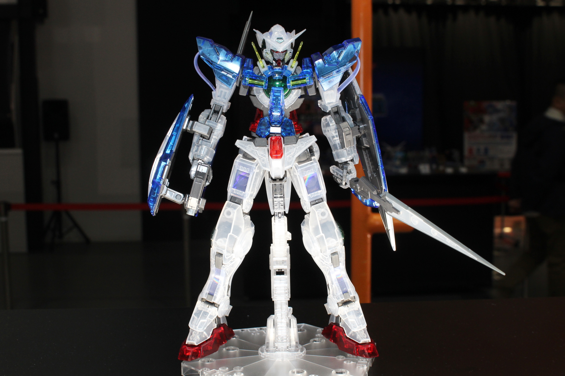 「MG 1/100 ガンダムベース限定 ガンダムエクシア [クリアカラー]」。11月9日発売。価格は4,180円。ガンダムベース販売商品