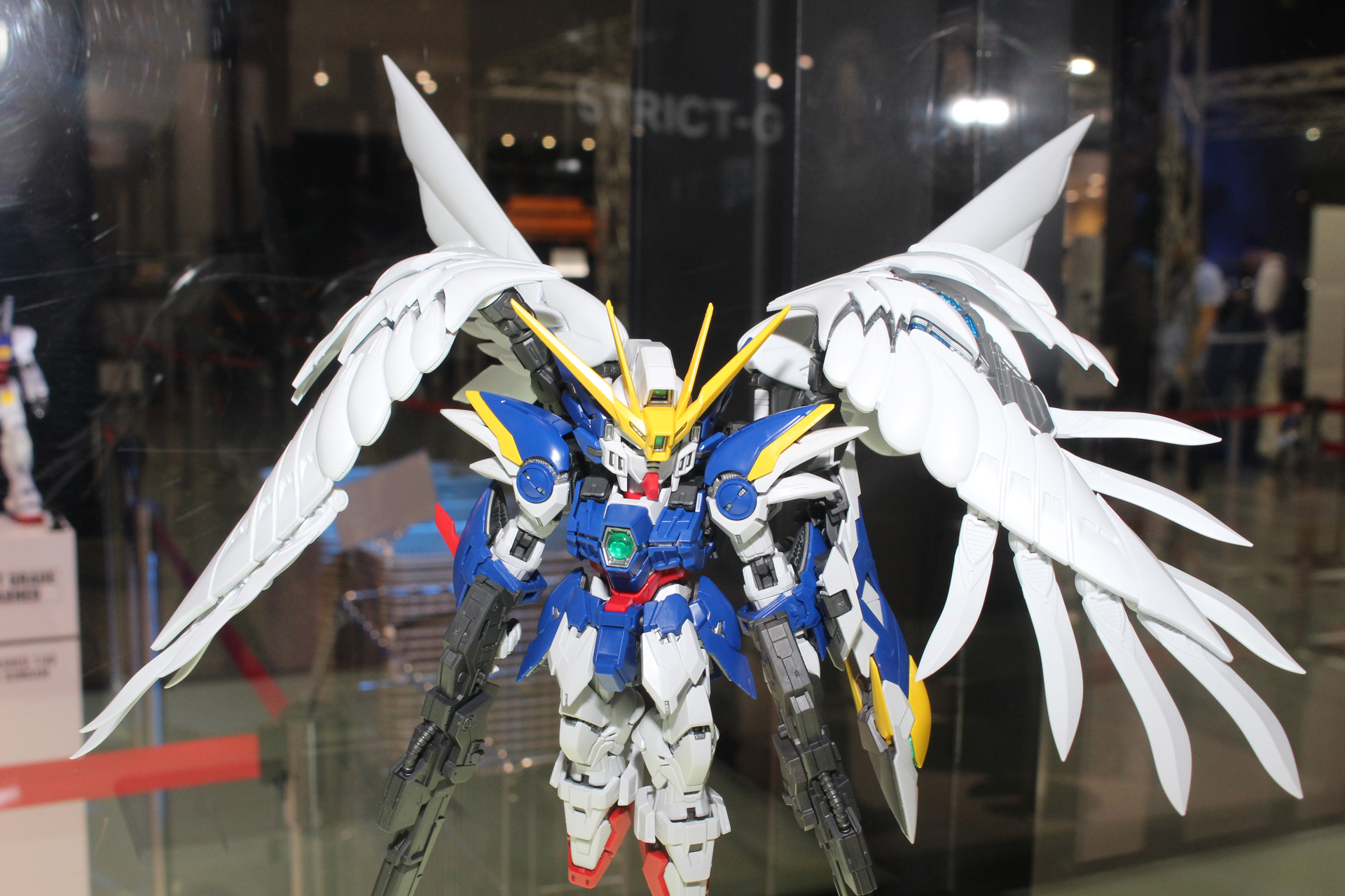 純白のウイングバインダーは、無数の可動箇所を備えている