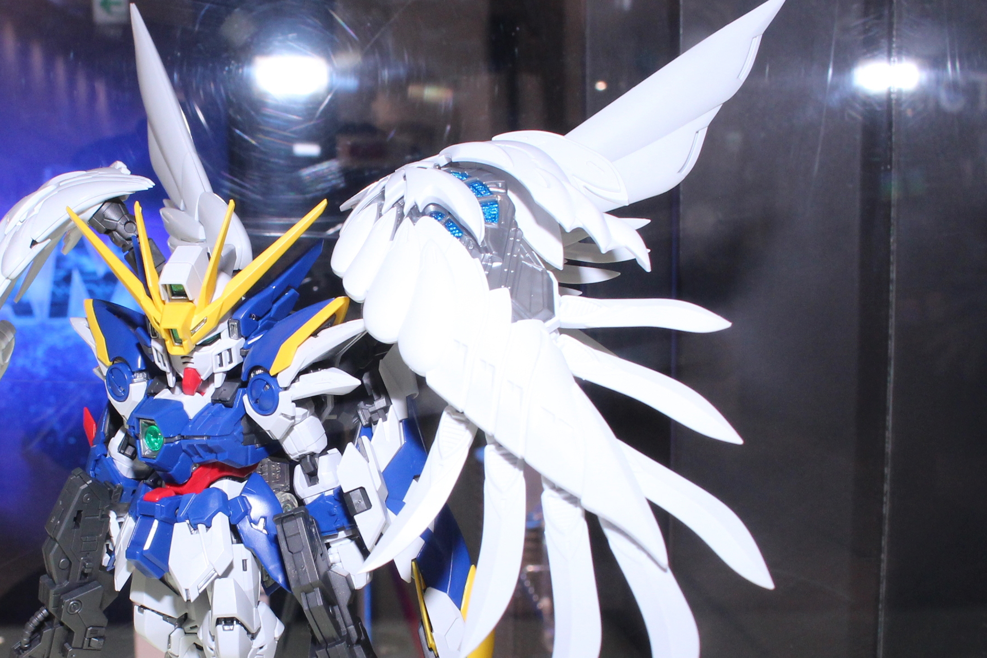 展開したウイングバインダーから見えるシルバーパーツ