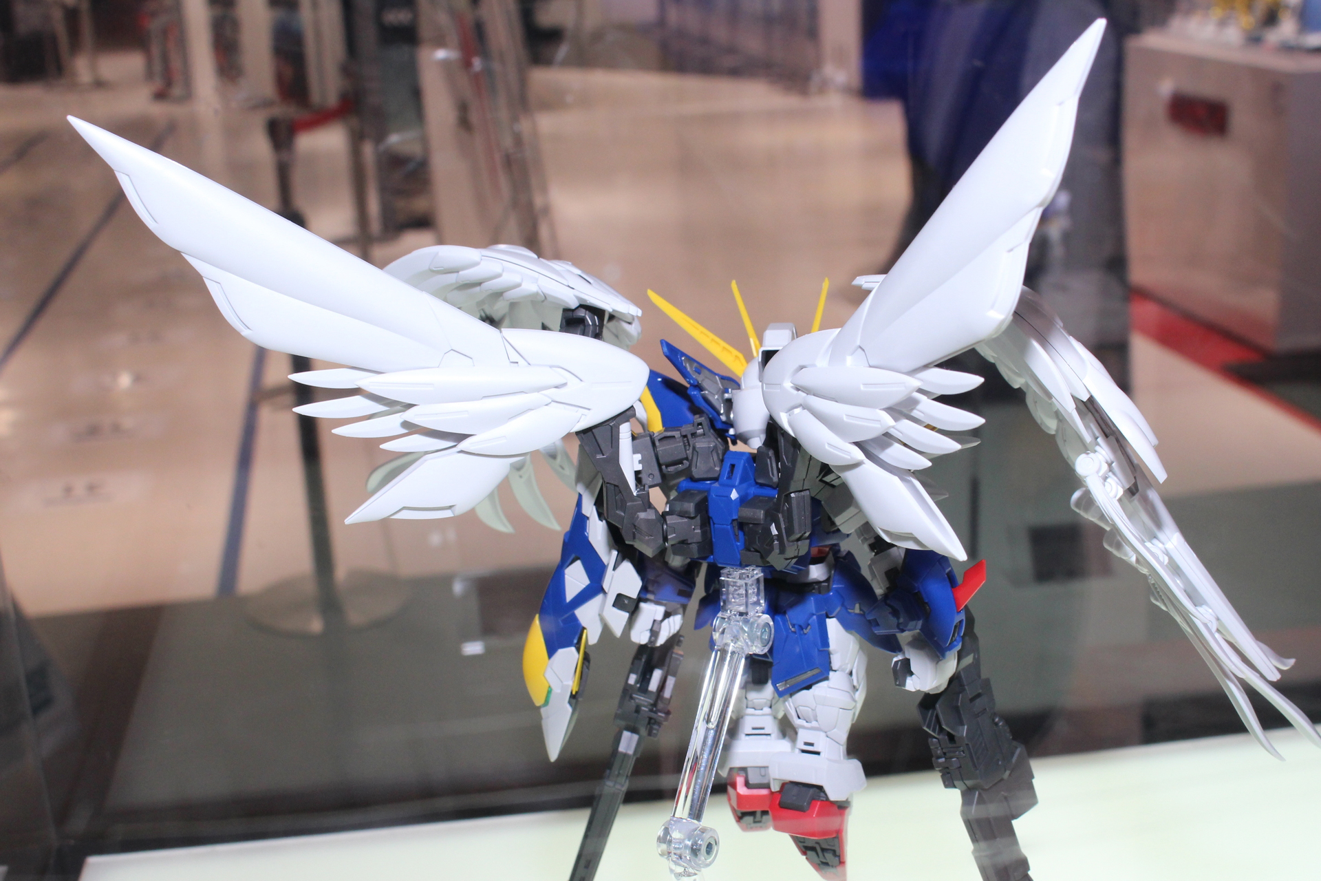 副翼は上部の羽を引き上げると、それに連動して下部の羽が展開する