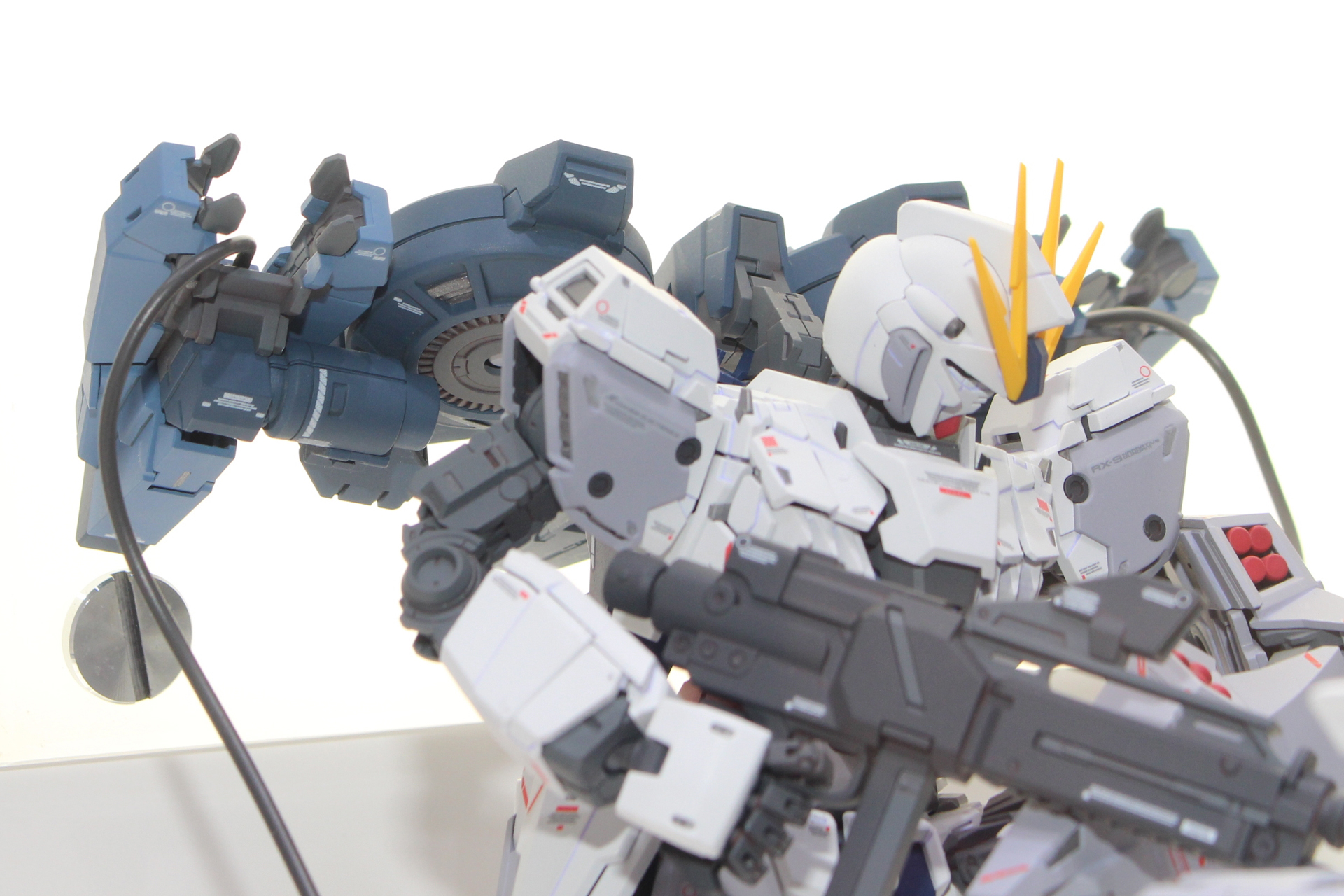 遠隔攻撃端末を制御するバックパック。ケーブの巻き取りギミックを内蔵