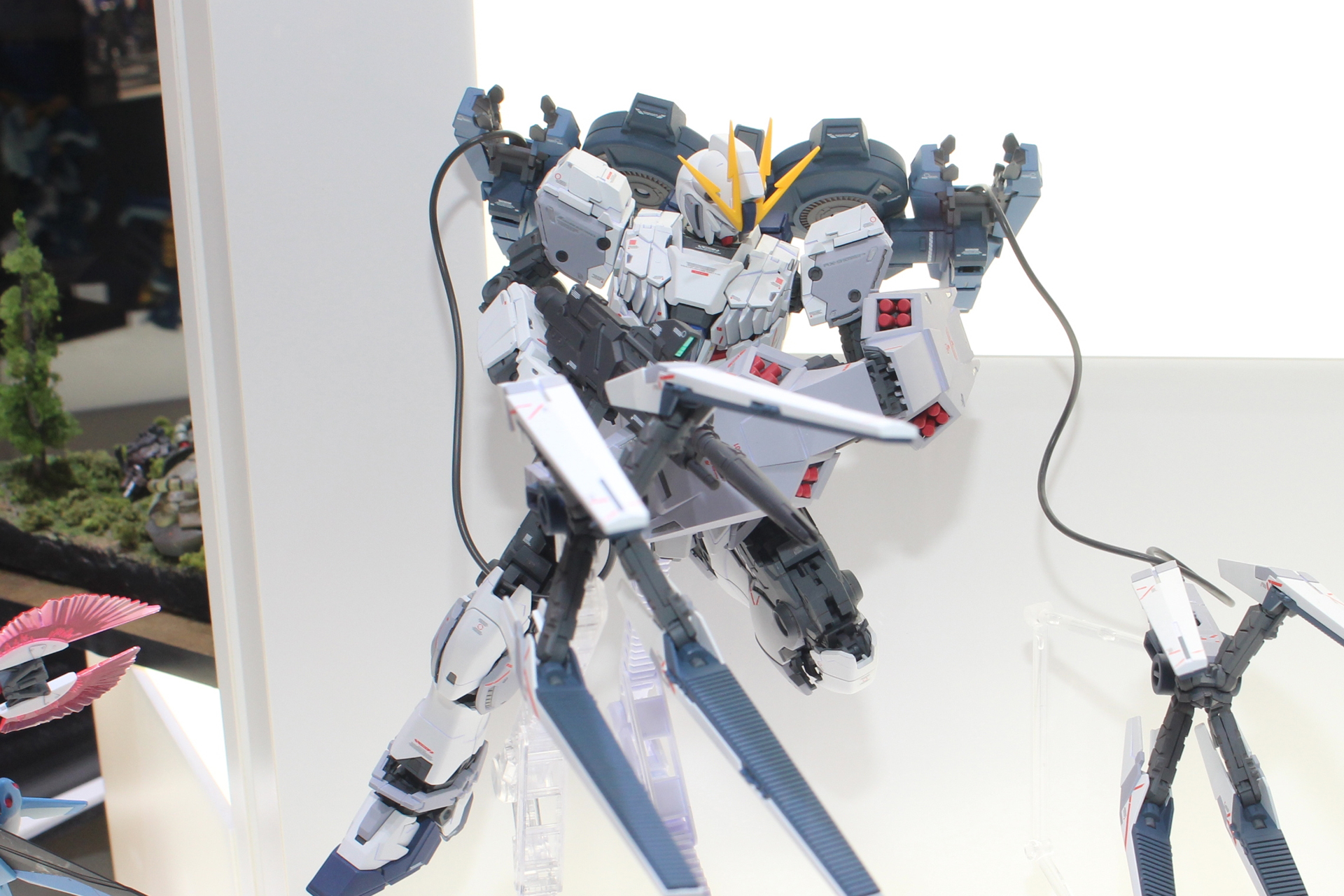 本体のナラティブガンダムはC装備のものと同じだ