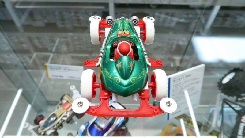 ローラーやタイヤはホワイト、シャーシはレッド、ボディはメタリックグリーンのクリスマスカラーになっている