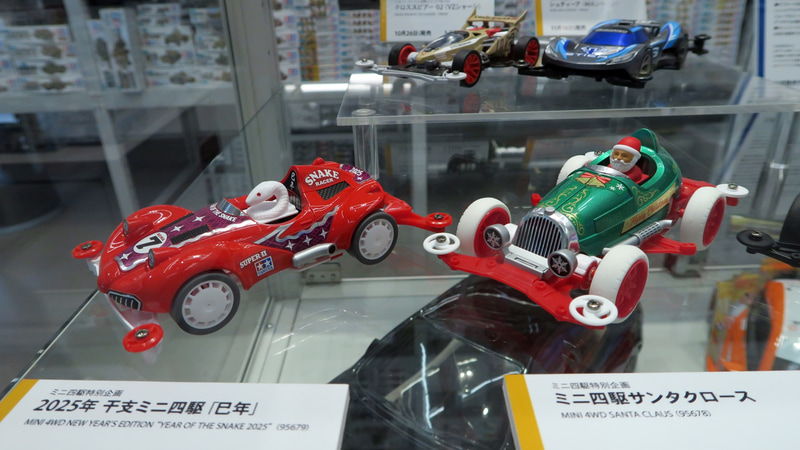 ショーケースの隣には2025年 干支ミニ四駆「巳年」が並んでいる