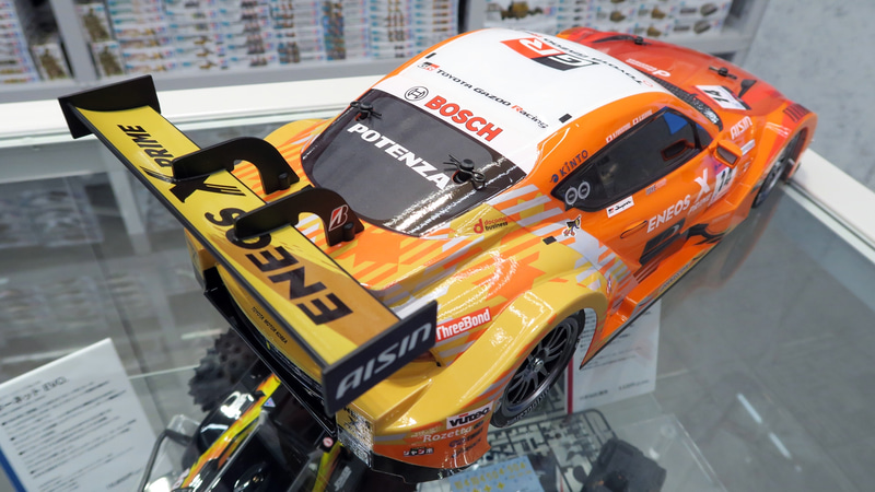 複数色が組み合わさった車体後部やボンネットのグラフィックは大型のステッカーで再現