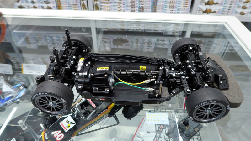「TT-02」シャーシ※写真はRC装置未搭載の状態