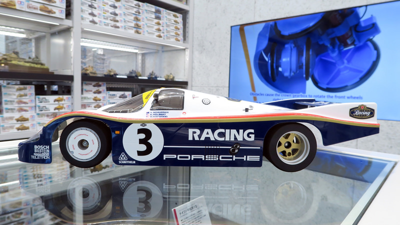 低くワイドでなめらかなレーシングカーならではの美しい空力ボディ