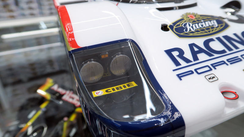 ヘッドライトはポリカーボネート製の別パーツ構成。ケースをブラックで塗装し、ヘッドライトとウインカー用のステッカーを貼って仕上げる