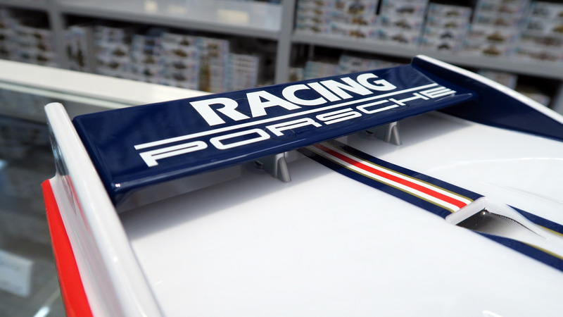 リヤウイングはメインウイングを別パーツ化されており、空力セッティングが楽しめるガーニーフラップも用意