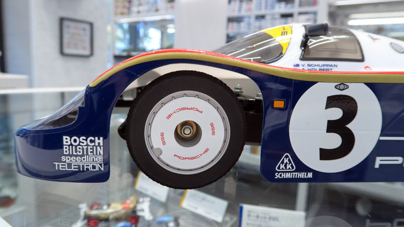 フロントホイールはエアロディスクを装着したデザインのワンピースタイプになっている