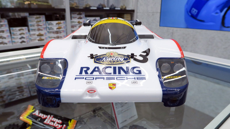 PORSCHEやスポンサーのロゴなどのディテールはステッカーで再現