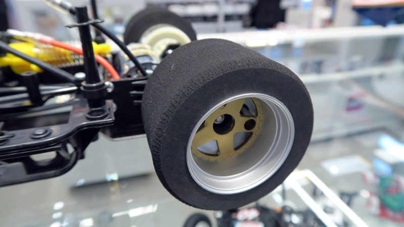 タイヤは前後ともハイグリップなスポンジ製。リヤはワイドサイズになっている