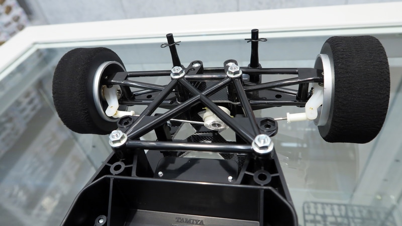 キングピン・コイルスプリングによる左右独立のフロントサスペンション