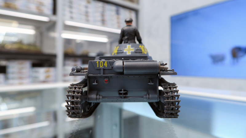 ポーランド戦時の菱形ナンバープレートやロシア戦時の車間表示灯など、装備の違いを楽しむことができる