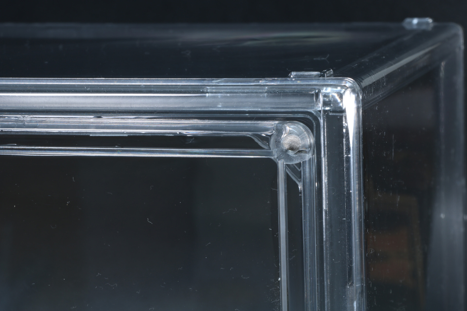 前面の扉は右上と左上にマグネットがあり、これにより開け閉めが可能に