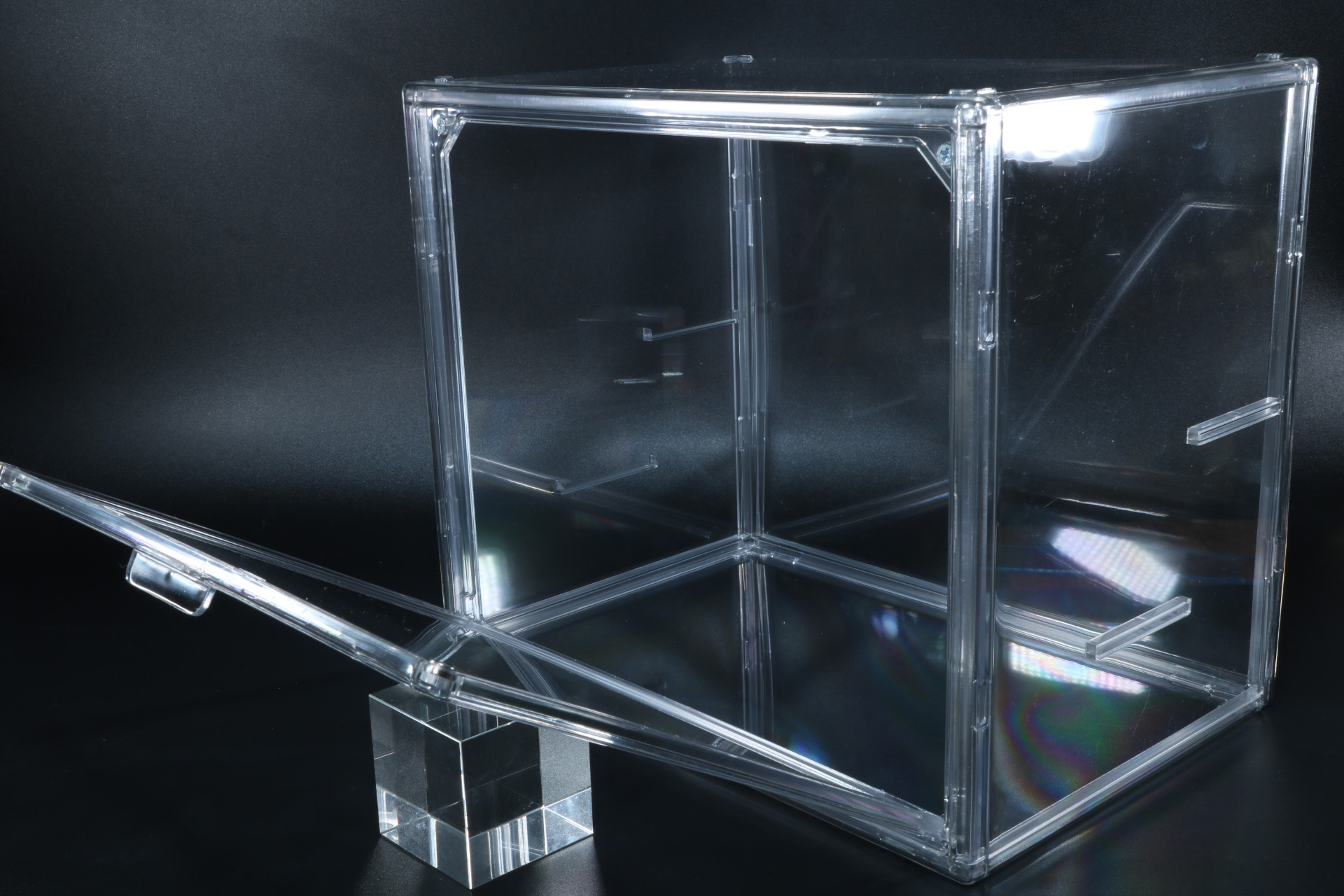 内側には棚板を置くための出っ張り