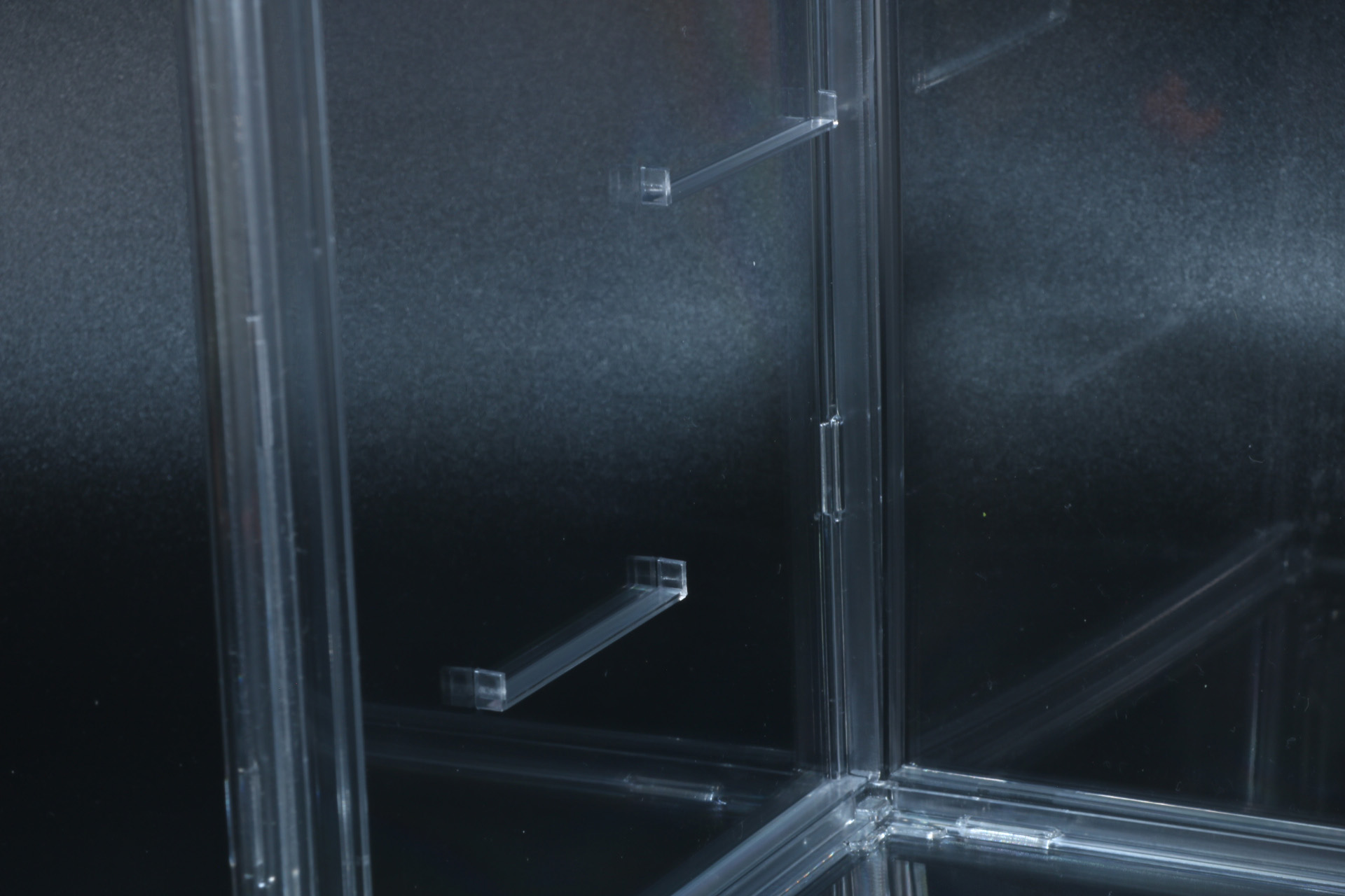 内側には棚板を置くための出っ張り