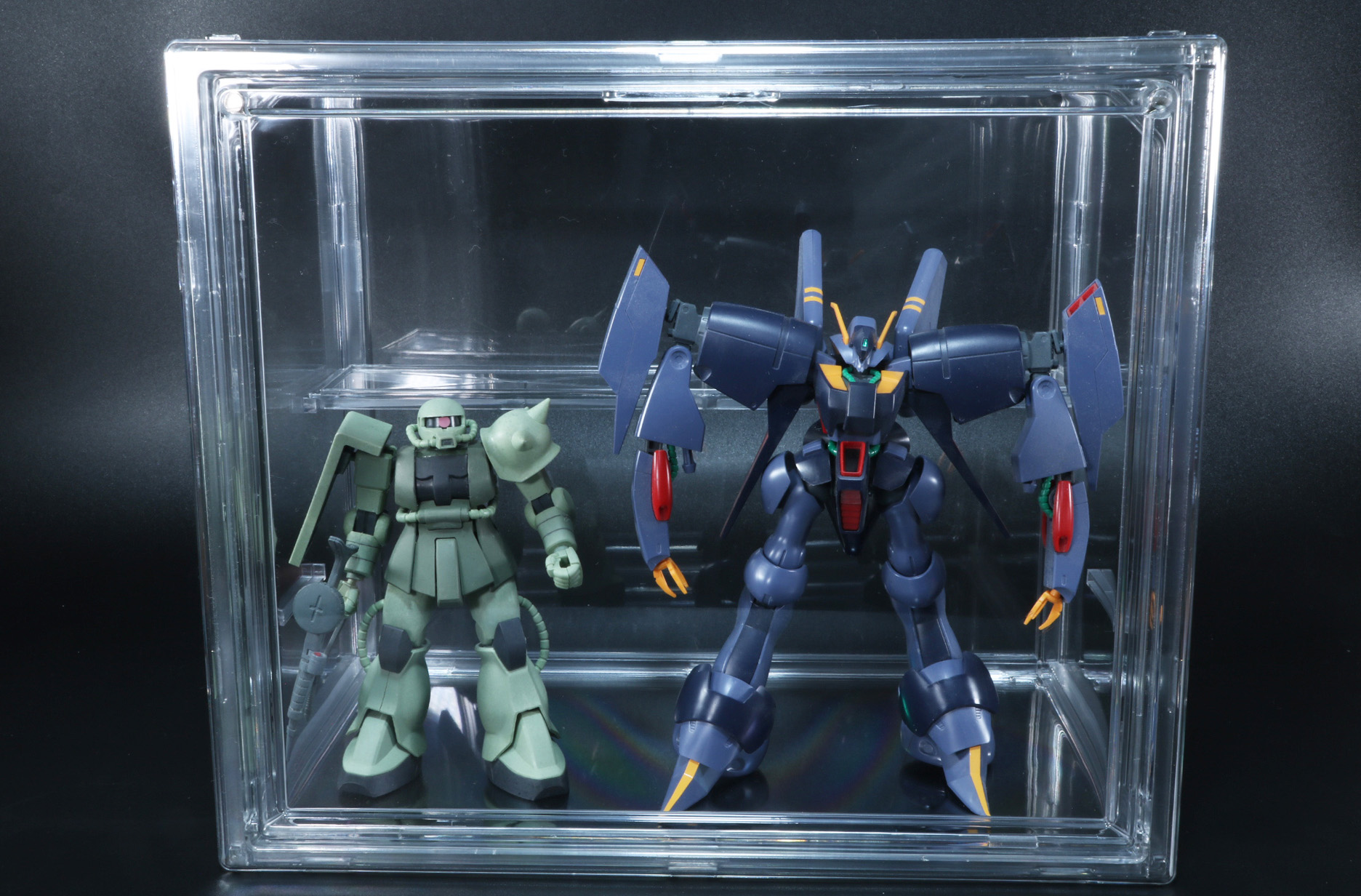 大型の「HGUC 1/144 バイアラン」も入れることが可能
