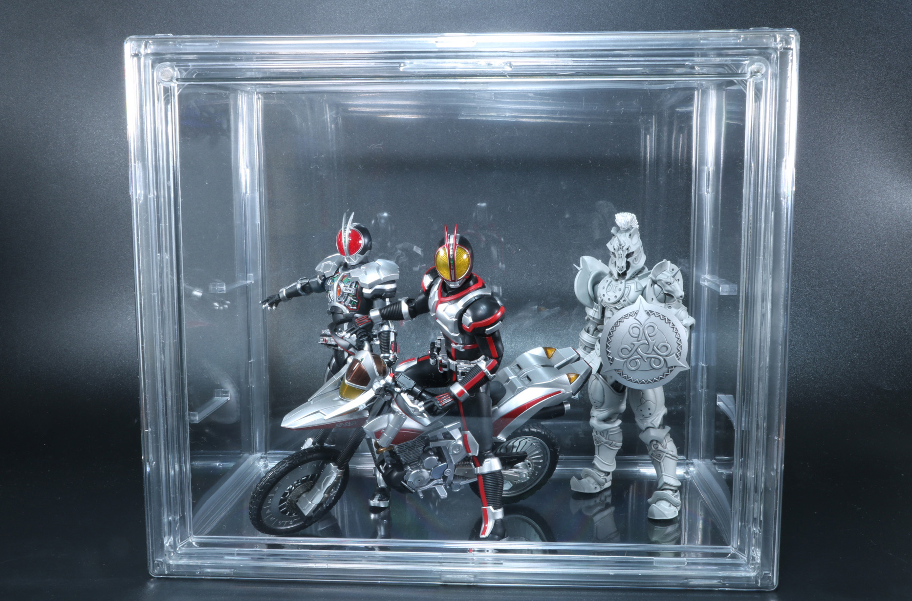 「S.H.Figuarts　仮面ライダー」シリーズのバイクを使用したディスプレイも可能