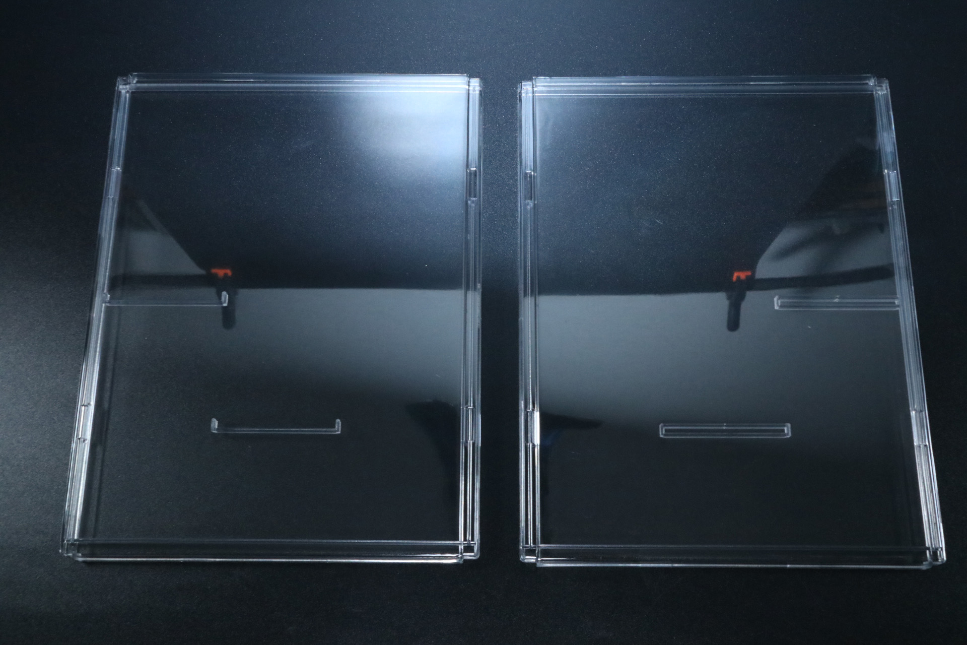 側面部。棚板を置くための出っ張りが設けられており、上段、中段を追加できる