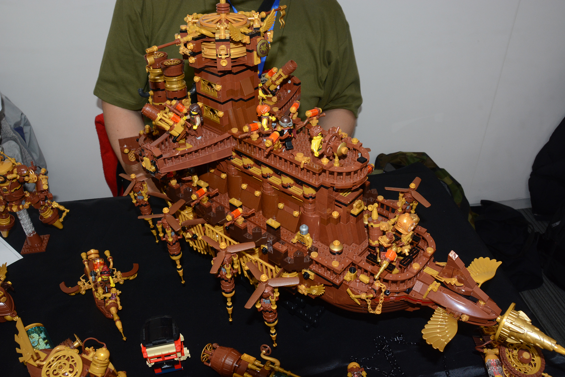 さいとう氏の出展作は「スチームパンク」。蒸気の力で空を飛ぶ海賊戦艦を中心に、彼等が持つ銃や、ライトセーバー、蒸気時計といった装備品も展示していた。実はキャラクターや船には濃いバックストーリーが用意されているという