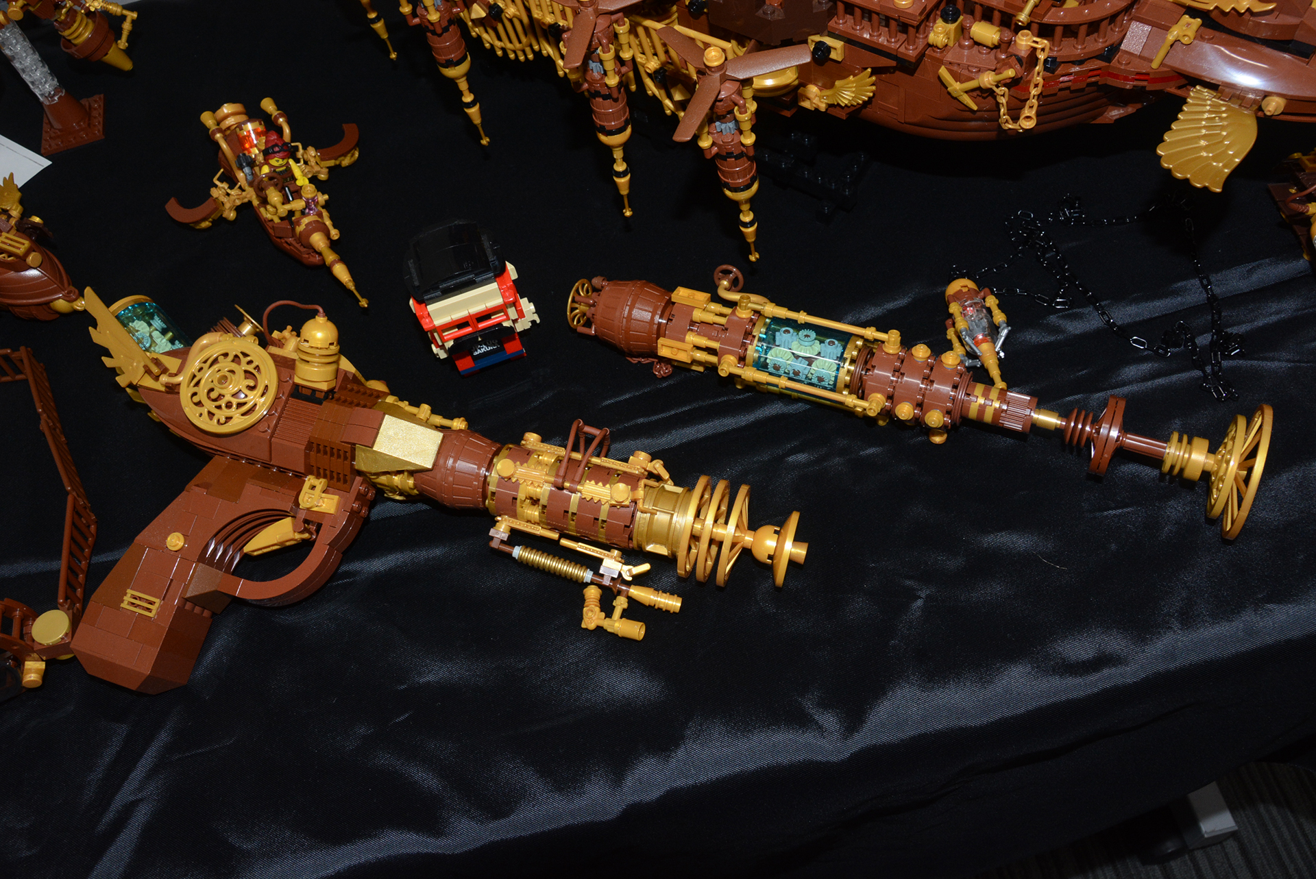 さいとう氏の出展作は「スチームパンク」。蒸気の力で空を飛ぶ海賊戦艦を中心に、彼等が持つ銃や、ライトセーバー、蒸気時計といった装備品も展示していた。実はキャラクターや船には濃いバックストーリーが用意されているという