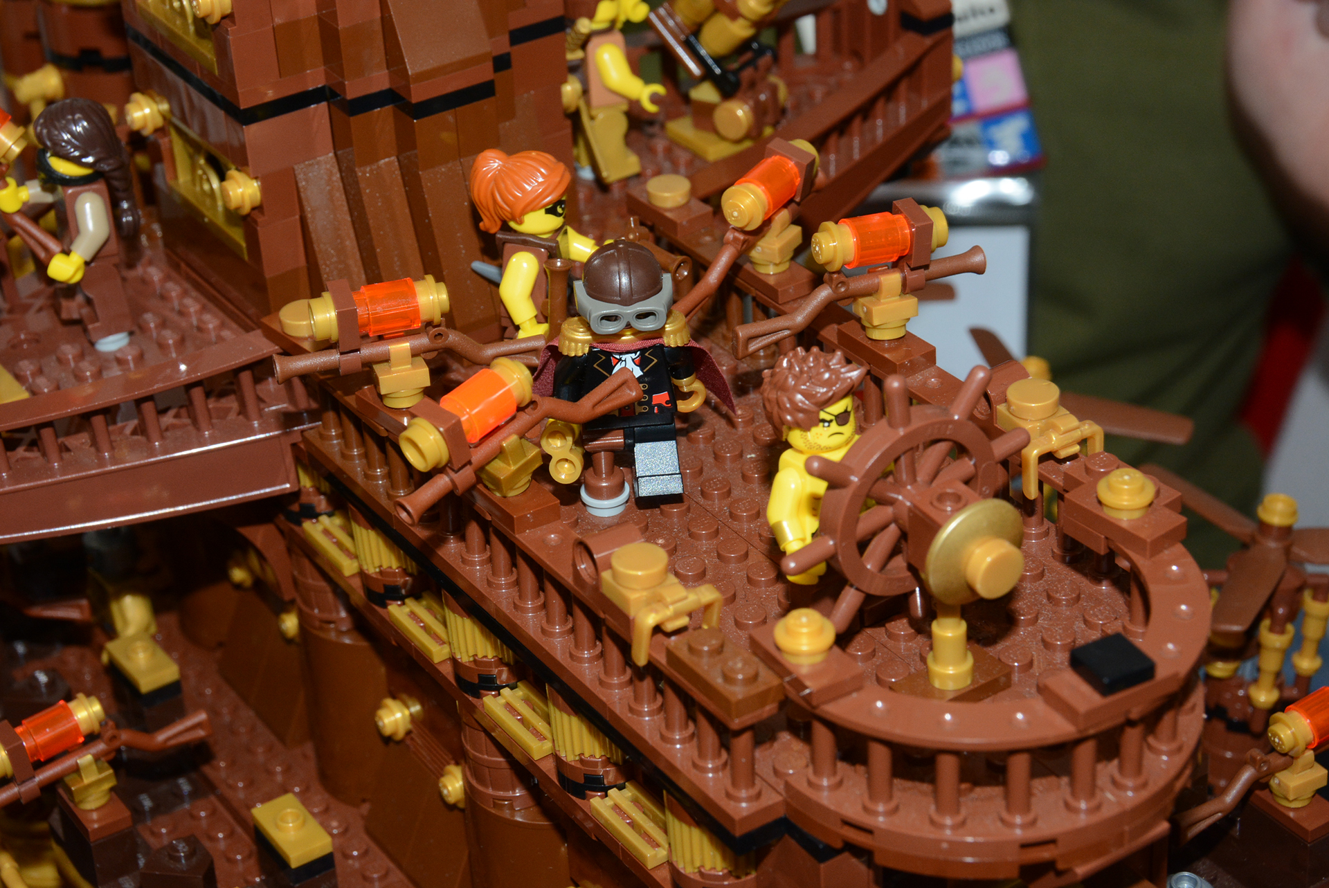 さいとう氏の出展作は「スチームパンク」。蒸気の力で空を飛ぶ海賊戦艦を中心に、彼等が持つ銃や、ライトセーバー、蒸気時計といった装備品も展示していた。実はキャラクターや船には濃いバックストーリーが用意されているという