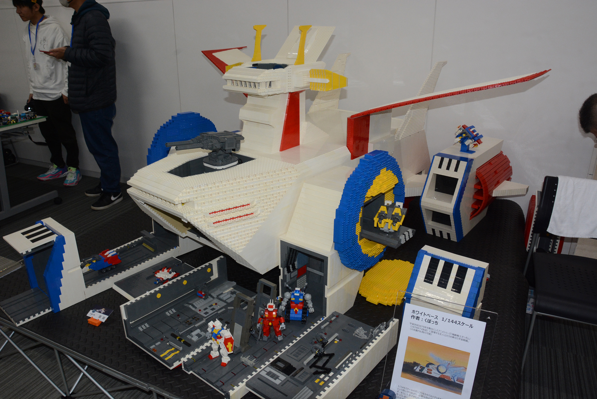 会場で一際目を惹いたのは「機動戦士ガンダム」のホワイトベースである。サイズは1/144、全高2m以上のボリュームの大作だ。驚くのは羽根の構造だ。中に芯を通すことで強度を確保しているが、これも商品からのものとのこと。こだわりは「コアブースター」と「Gメカ」と"TVアニメ版"、"映画版"の要素を採り入れているところ。左右のメガ粒子砲も改修前後のものにしているなど、こだわりがすごかった
