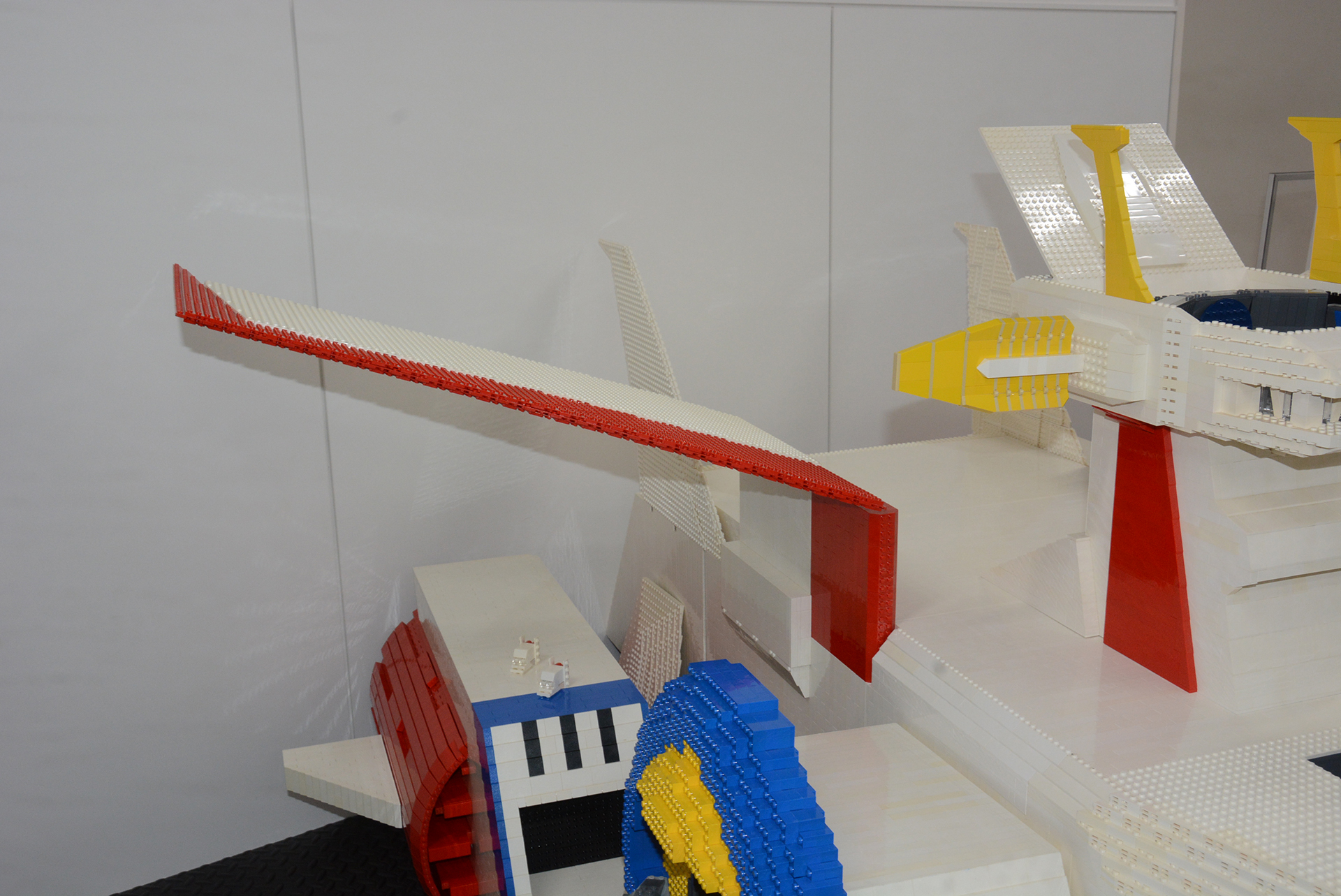 会場で一際目を惹いたのは「機動戦士ガンダム」のホワイトベースである。サイズは1/144、全高2m以上のボリュームの大作だ。驚くのは羽根の構造だ。中に芯を通すことで強度を確保しているが、これも商品からのものとのこと。こだわりは「コアブースター」と「Gメカ」と"TVアニメ版"、"映画版"の要素を採り入れているところ。左右のメガ粒子砲も改修前後のものにしているなど、こだわりがすごかった