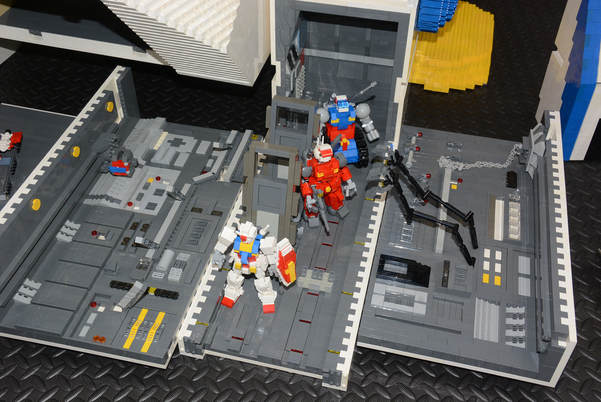 会場で一際目を惹いたのは「機動戦士ガンダム」のホワイトベースである。サイズは1/144、全高2m以上のボリュームの大作だ。驚くのは羽根の構造だ。中に芯を通すことで強度を確保しているが、これも商品からのものとのこと。こだわりは「コアブースター」と「Gメカ」と"TVアニメ版"、"映画版"の要素を採り入れているところ。左右のメガ粒子砲も改修前後のものにしているなど、こだわりがすごかった