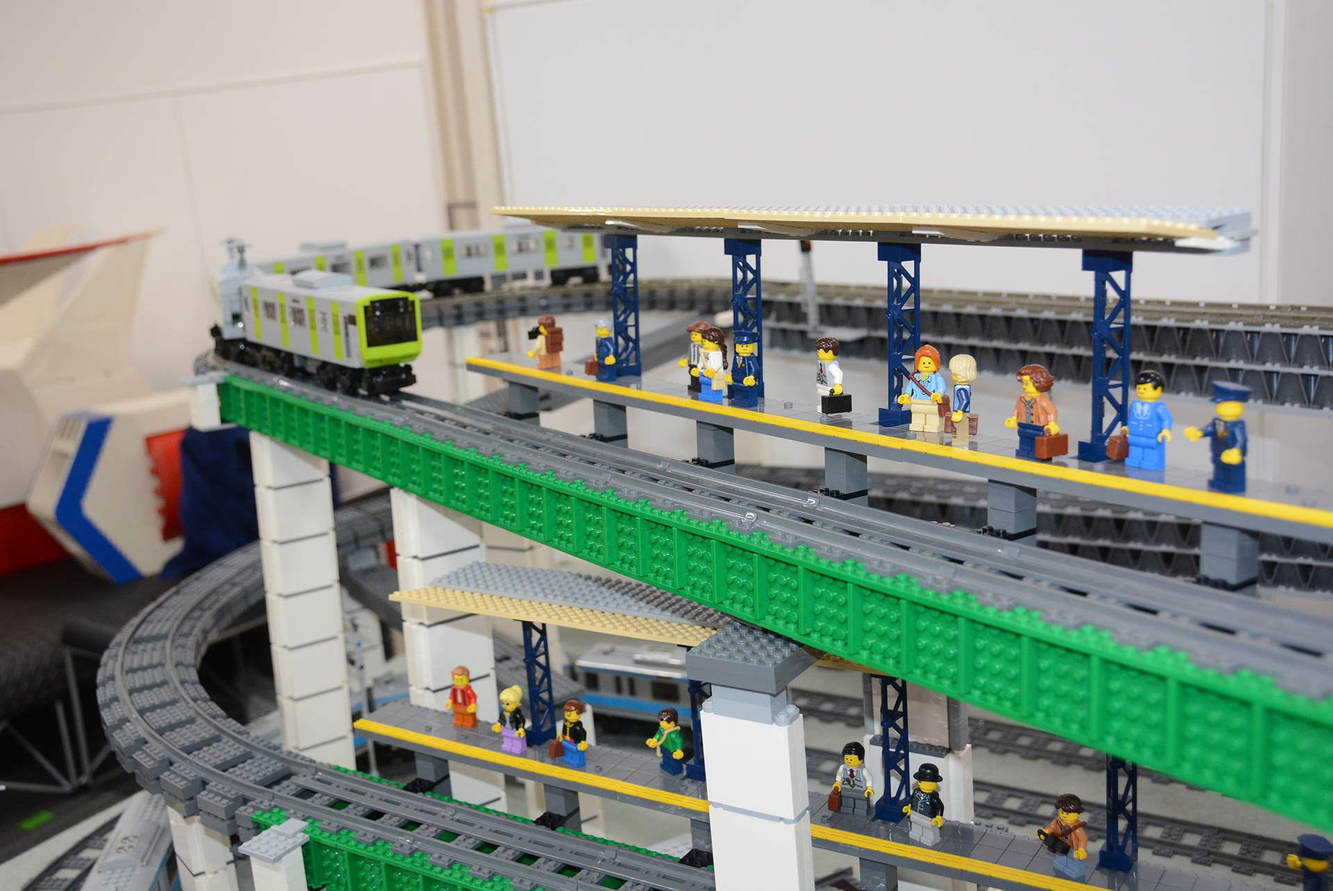 ボリュームに圧倒される鉄道。レゴには「レゴトレイン」というシリーズがあり、そのレールを利用しているが、レゴの頭文字を取って「Lゲージ」という独自の進化を遂げているという。出展作は都内での通勤列車のカラーリングやパンタグラフの表現など鉄道ファンならではのこだわりが詰まっている。ディーゼルや蒸気機関車も走らせることができる