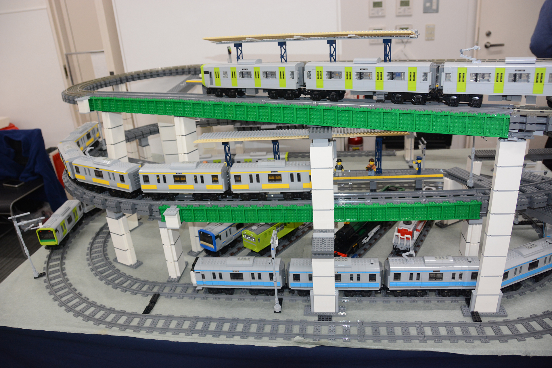 ボリュームに圧倒される鉄道。レゴには「レゴトレイン」というシリーズがあり、そのレールを利用しているが、レゴの頭文字を取って「Lゲージ」という独自の進化を遂げているという。出展作は都内での通勤列車のカラーリングやパンタグラフの表現など鉄道ファンならではのこだわりが詰まっている。ディーゼルや蒸気機関車も走らせることができる