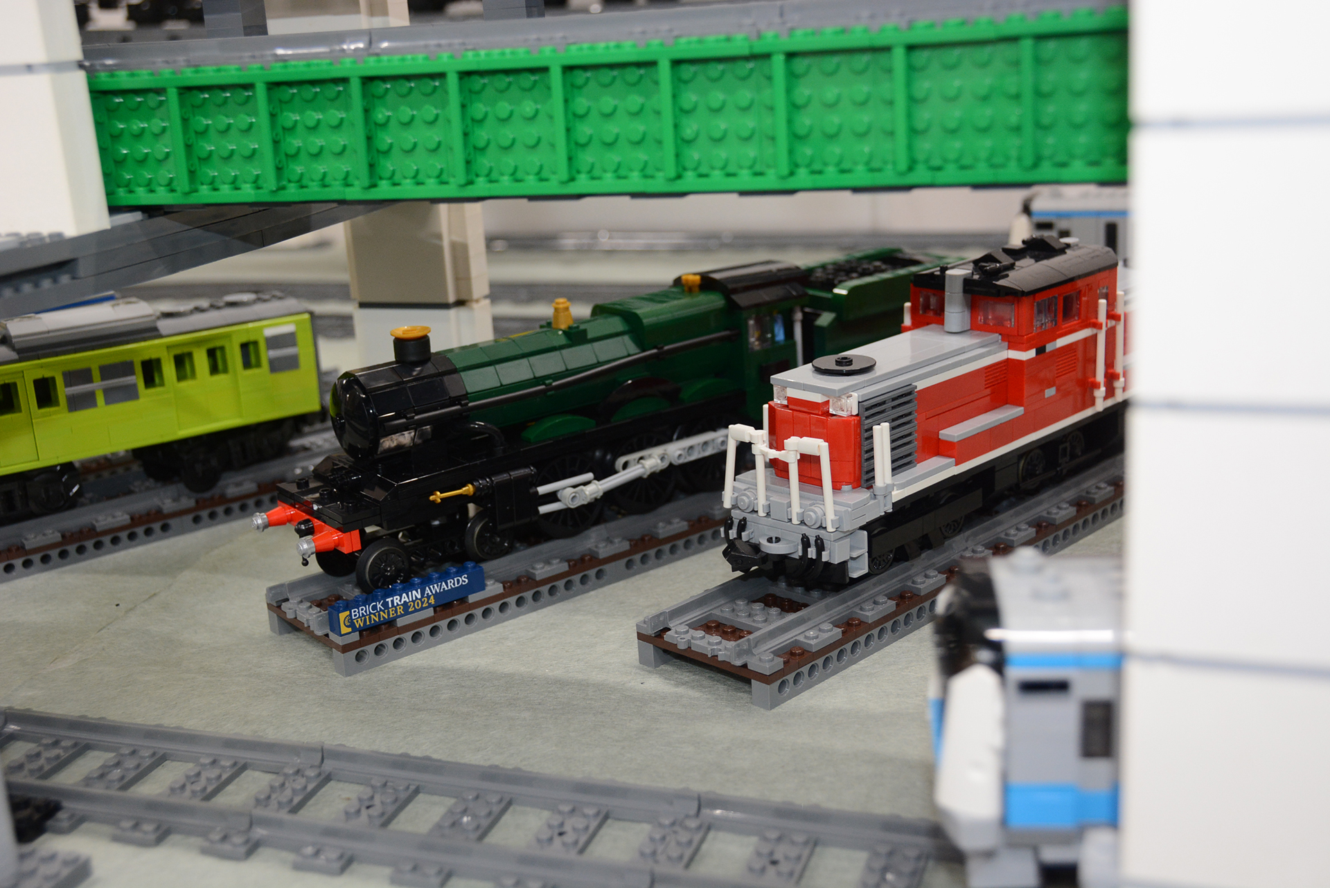ボリュームに圧倒される鉄道。レゴには「レゴトレイン」というシリーズがあり、そのレールを利用しているが、レゴの頭文字を取って「Lゲージ」という独自の進化を遂げているという。出展作は都内での通勤列車のカラーリングやパンタグラフの表現など鉄道ファンならではのこだわりが詰まっている。ディーゼルや蒸気機関車も走らせることができる