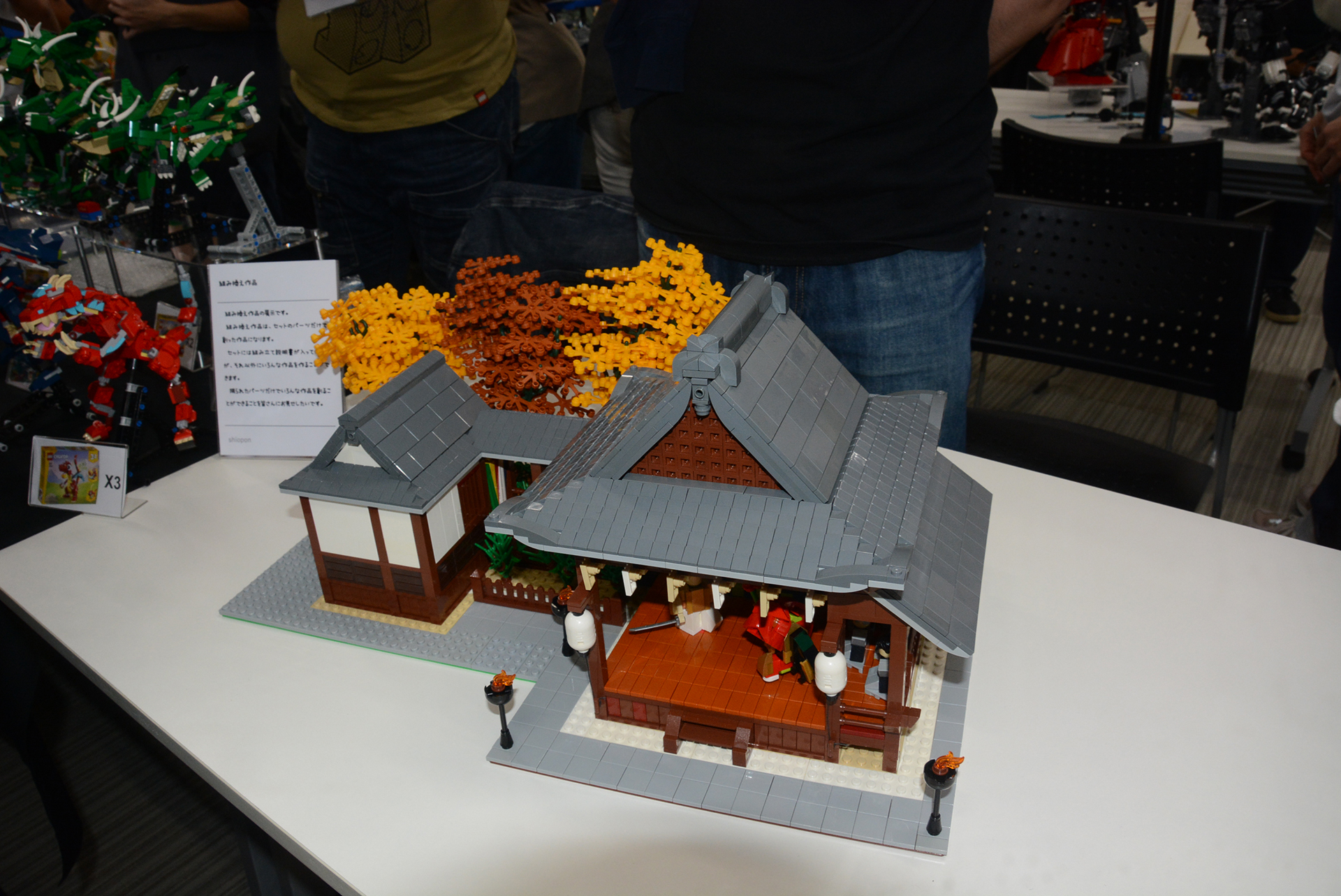 レゴで能の舞台を表現。レゴはデンマーク生まれのブロック玩具なため、日本的な家屋の表現ができるパーツはもちろん、色合いも合うパーツを見つけるのが難しいとのこと。そういったいわば"逆境"にありながら"和"を追求しているのだ