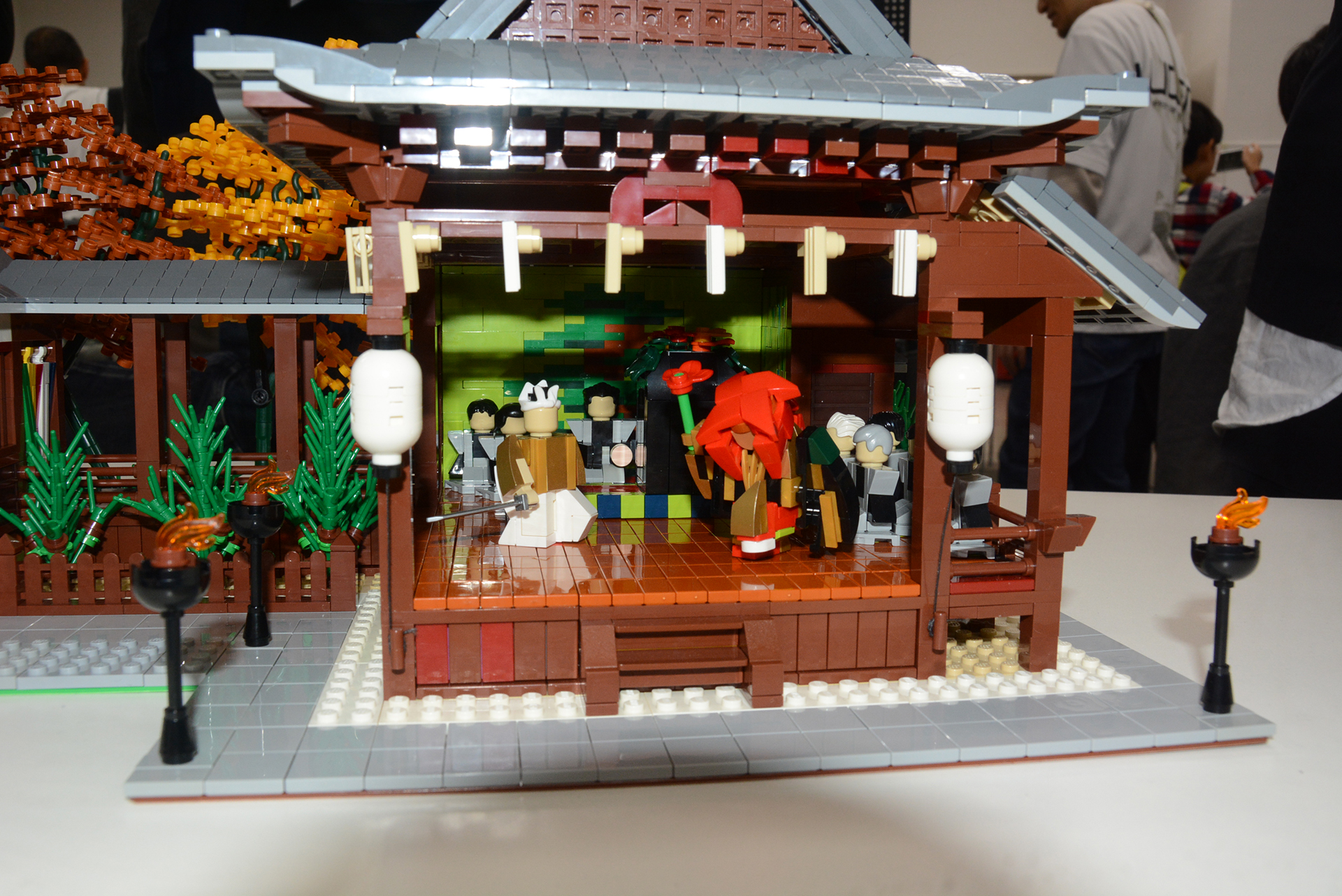 レゴで能の舞台を表現。レゴはデンマーク生まれのブロック玩具なため、日本的な家屋の表現ができるパーツはもちろん、色合いも合うパーツを見つけるのが難しいとのこと。そういったいわば"逆境"にありながら"和"を追求しているのだ