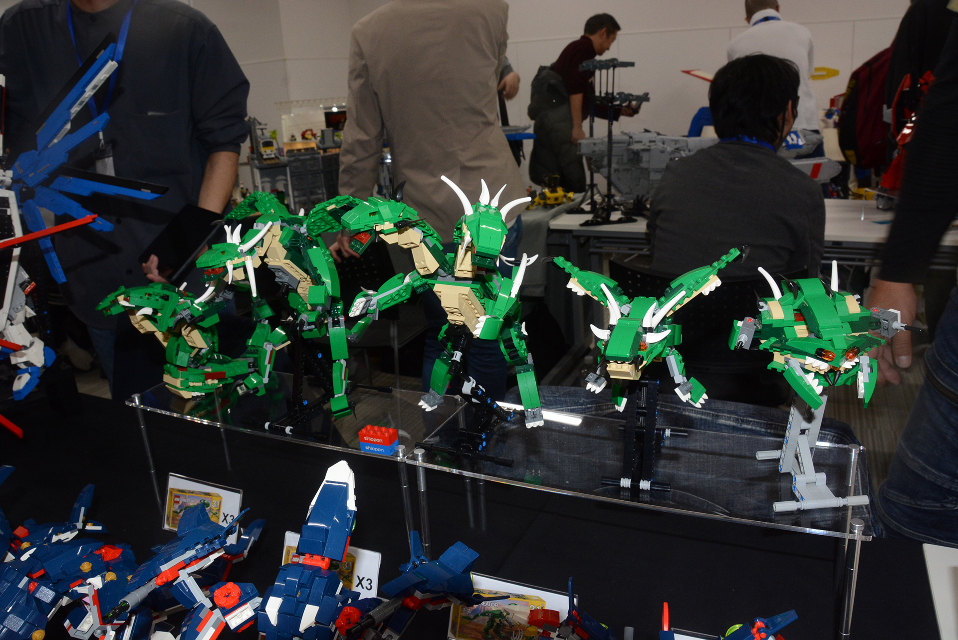 こちらは緑色は「恐竜」、青は「サメ」のセットを使って、モンスターやロボットを表現した作品。「レゴ作品作りたいけど、パーツを集めるのが大変」という意見に「そうじゃないよ」と伝えるべく、「1個のセットではこういうのが作れる。2個あれば可能性が広がる」というテーマで作品を並べているという