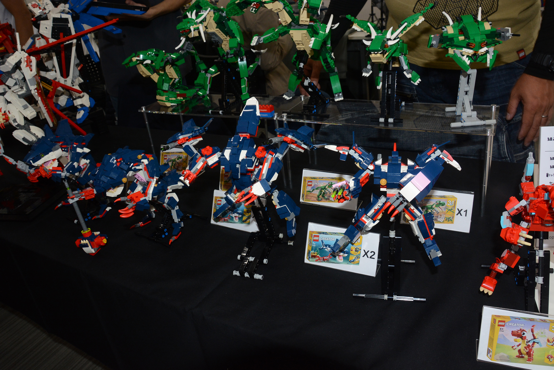 こちらは緑色は「恐竜」、青は「サメ」のセットを使って、モンスターやロボットを表現した作品。「レゴ作品作りたいけど、パーツを集めるのが大変」という意見に「そうじゃないよ」と伝えるべく、「1個のセットではこういうのが作れる。2個あれば可能性が広がる」というテーマで作品を並べているという