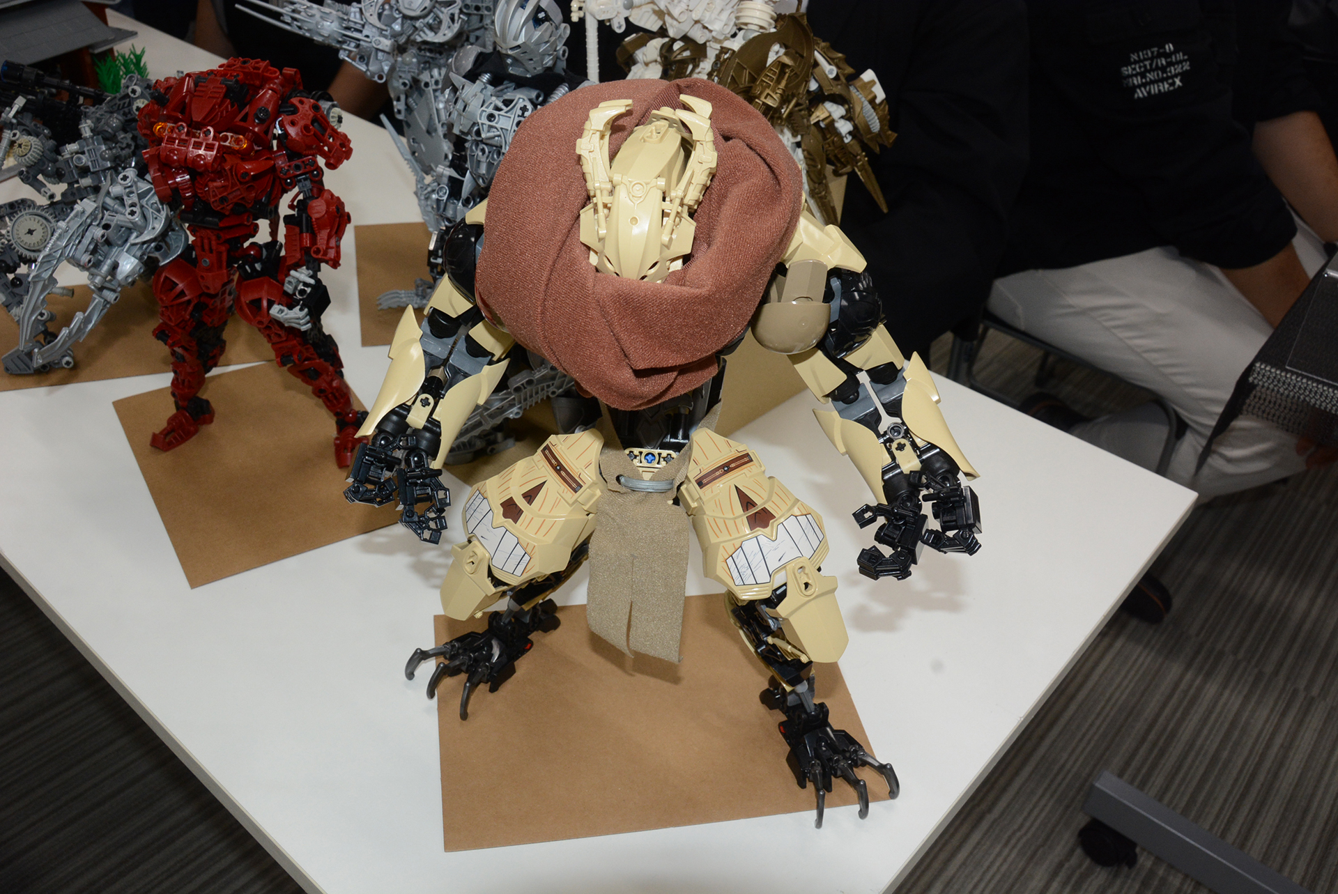 こちらは生物的なシルエットのオリジナルロボ。他のレゴ作品とは表面から大きく違うが「レゴバイオニクル」というシリーズのパーツを使った作品だ。「レゴバイオニクル」は絶版であり、パーツを増やすのが難しいとのこと。こういった絶版のレゴを集めるのもレゴファン、ビルダー達の楽しみとのこと