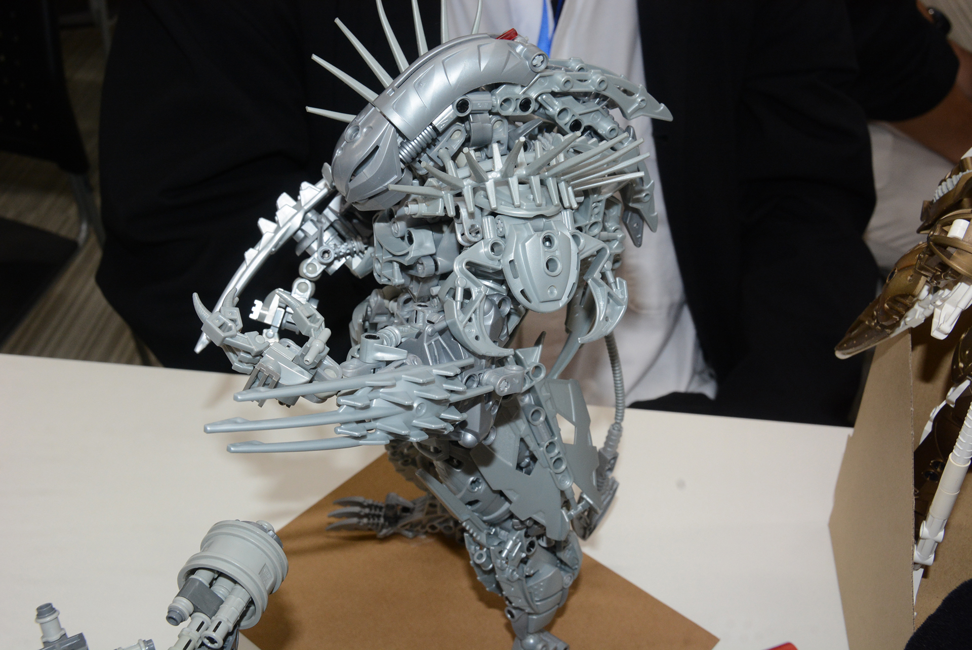 こちらは生物的なシルエットのオリジナルロボ。他のレゴ作品とは表面から大きく違うが「レゴバイオニクル」というシリーズのパーツを使った作品だ。「レゴバイオニクル」は絶版であり、パーツを増やすのが難しいとのこと。こういった絶版のレゴを集めるのもレゴファン、ビルダー達の楽しみとのこと