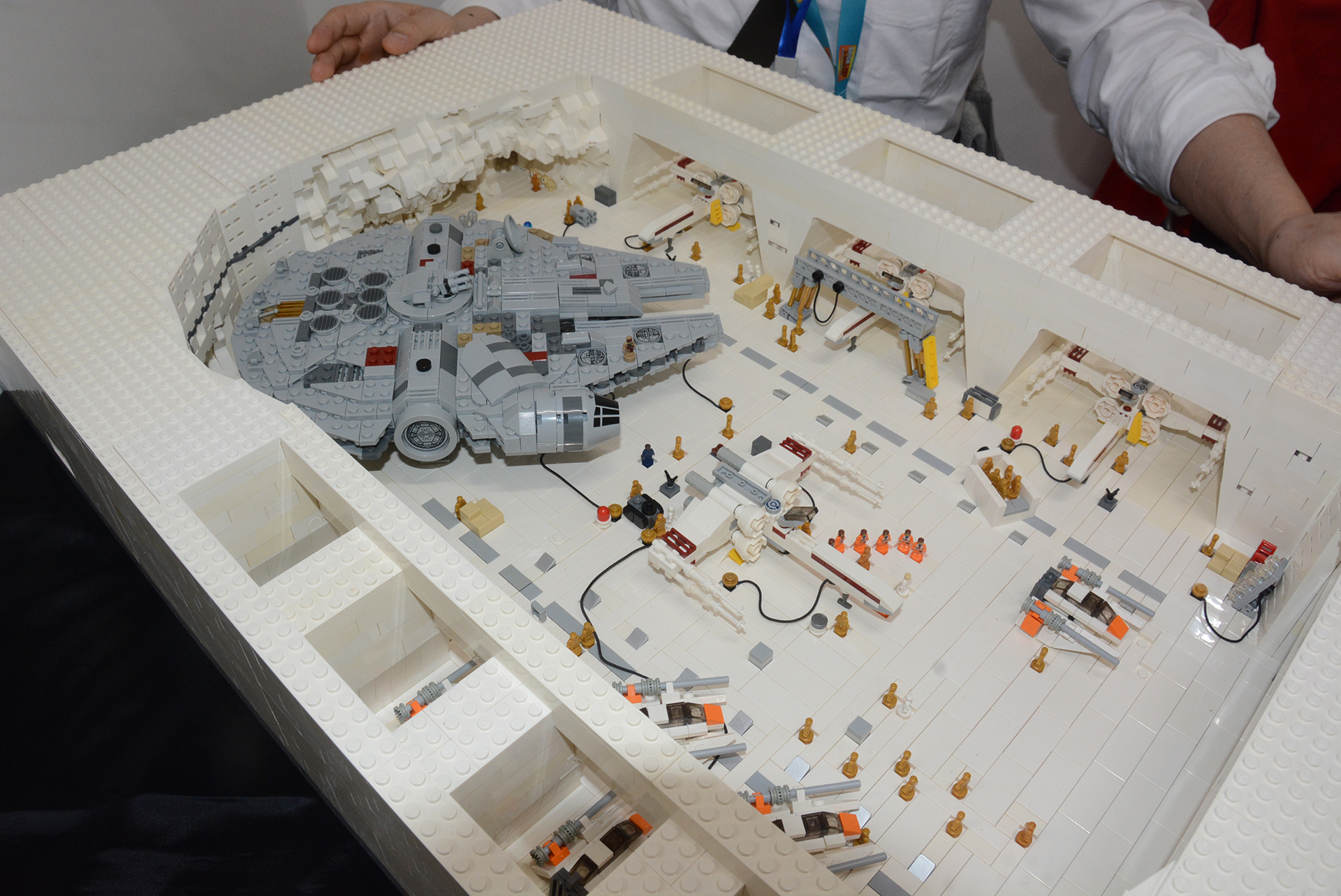 「スター・ウォーズ エピソード5/帝国の逆襲」の氷の惑星ホスのジオラマ。前方の穴からのぞくことで、映画の雰囲気が味わえる