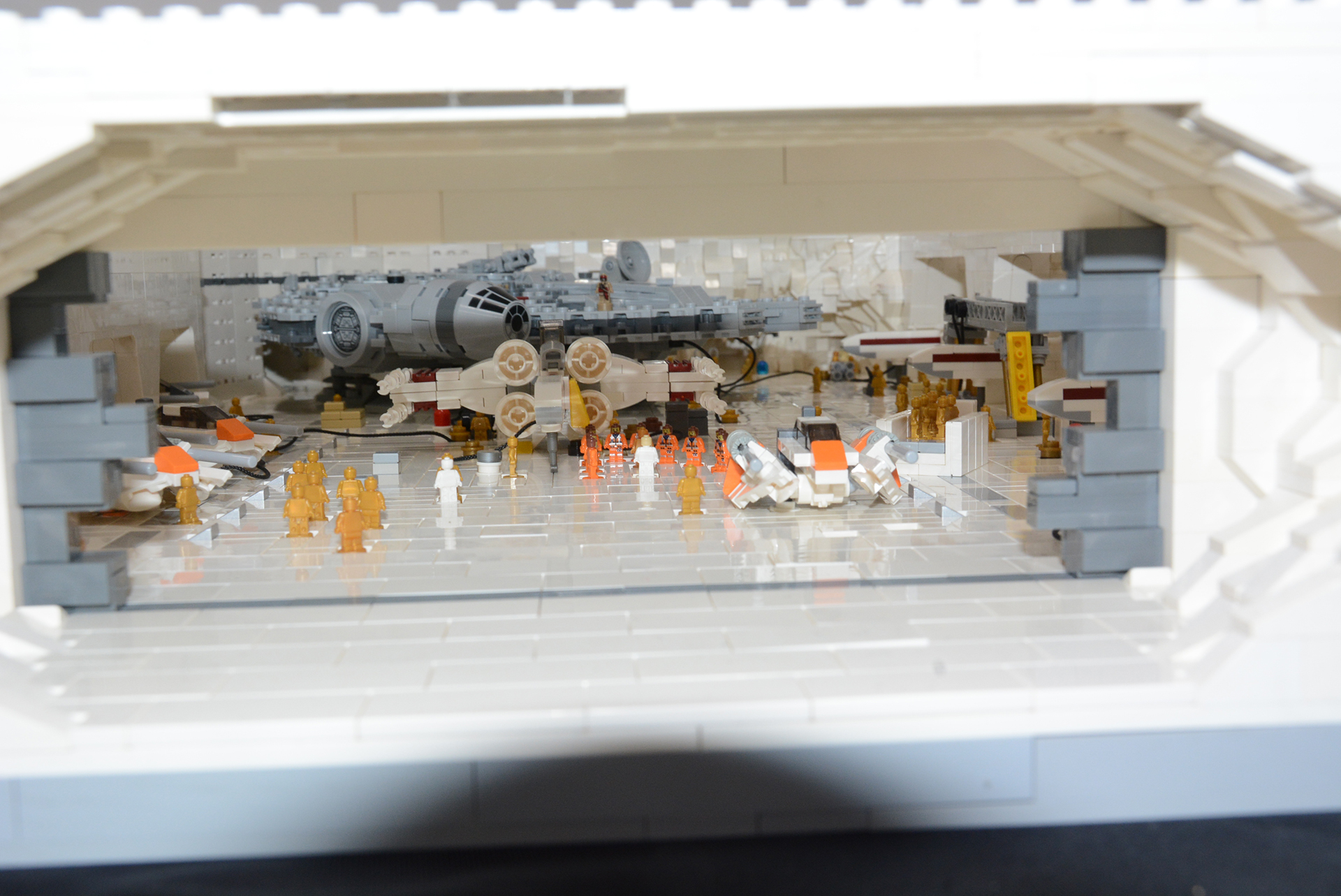 「スター・ウォーズ エピソード5/帝国の逆襲」の氷の惑星ホスのジオラマ。前方の穴からのぞくことで、映画の雰囲気が味わえる