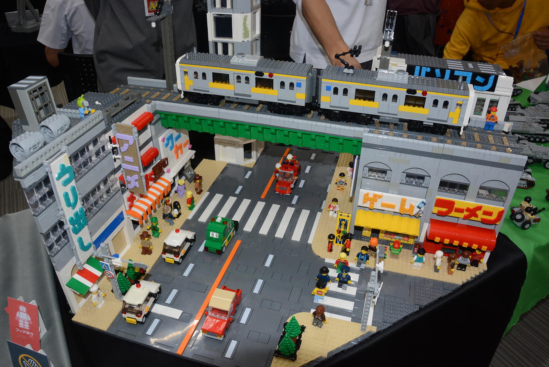 秋葉原をイメージしたジオラマ。レゴによる看板と、色合いが見事だ