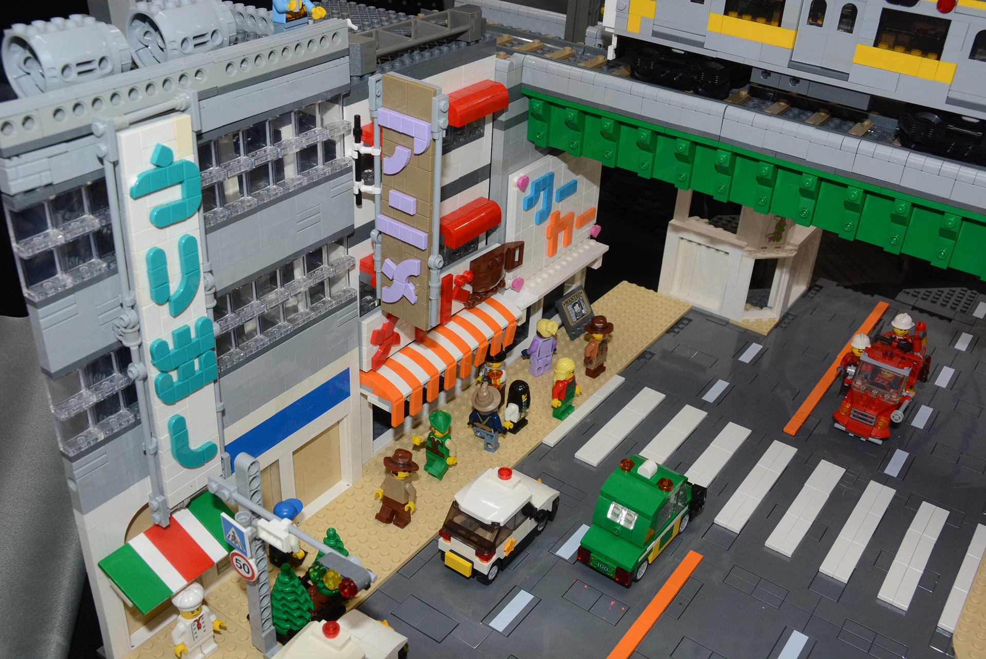 秋葉原をイメージしたジオラマ。レゴによる看板と、色合いが見事だ