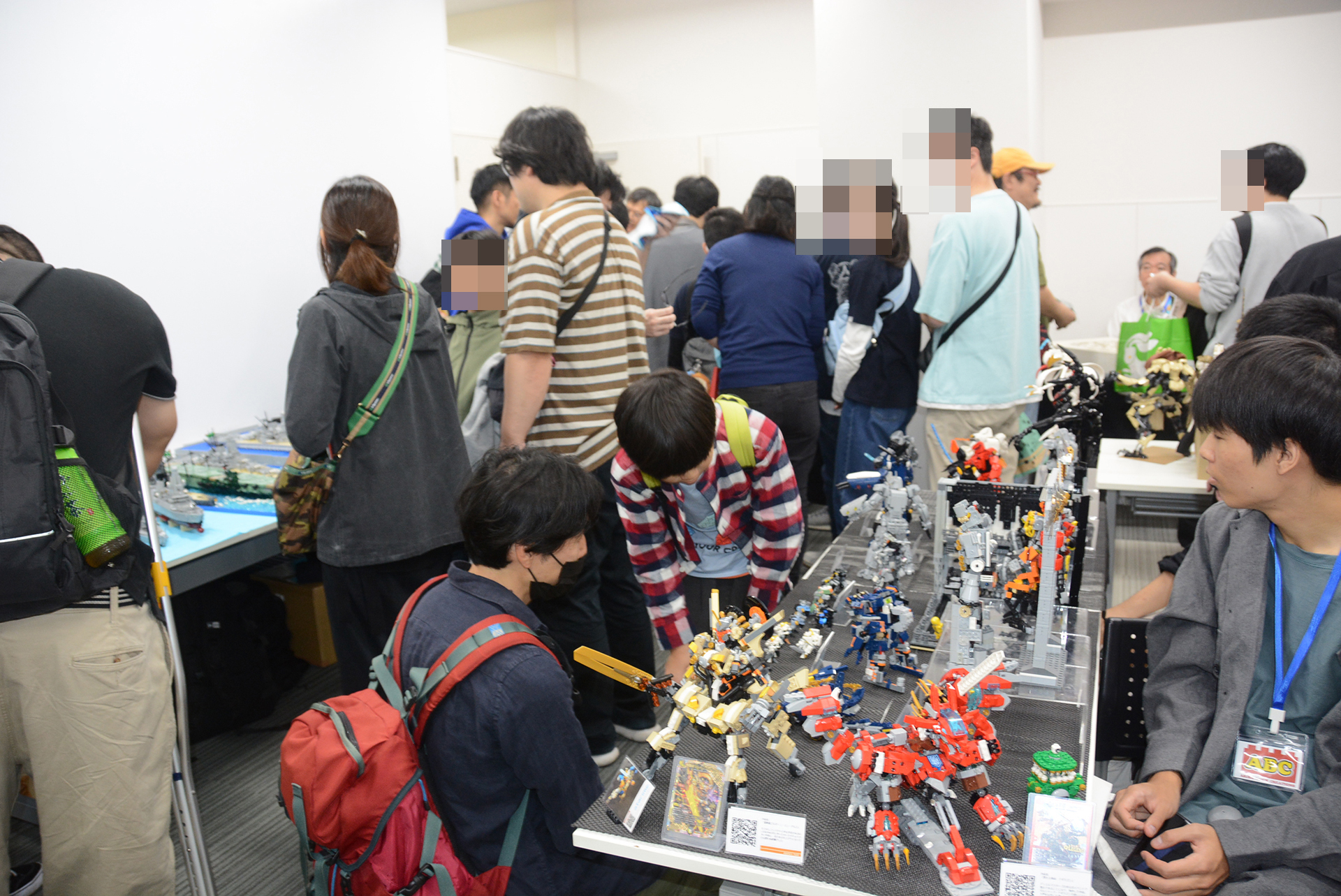 秋葉原という土地柄もあってか、たくさんの人が訪れていた