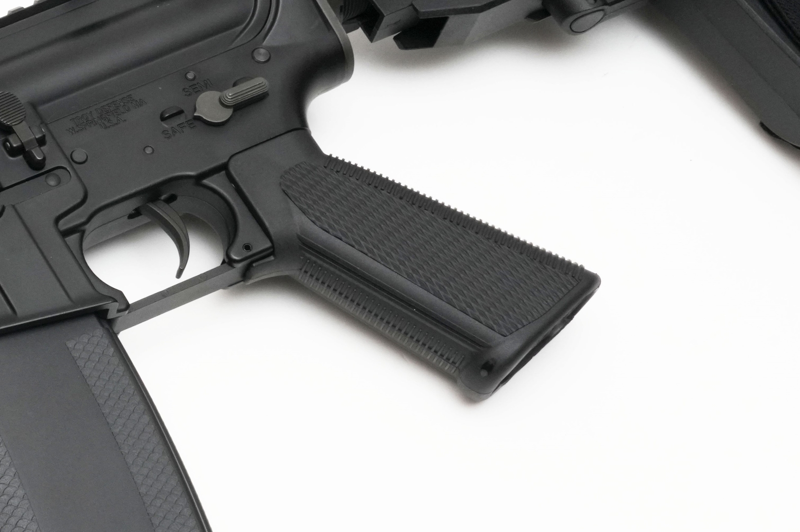 グリップにはTROYの刻印はないが、テクスチャー加工はTROY製「Control Pistol Grip」に限りなく近い