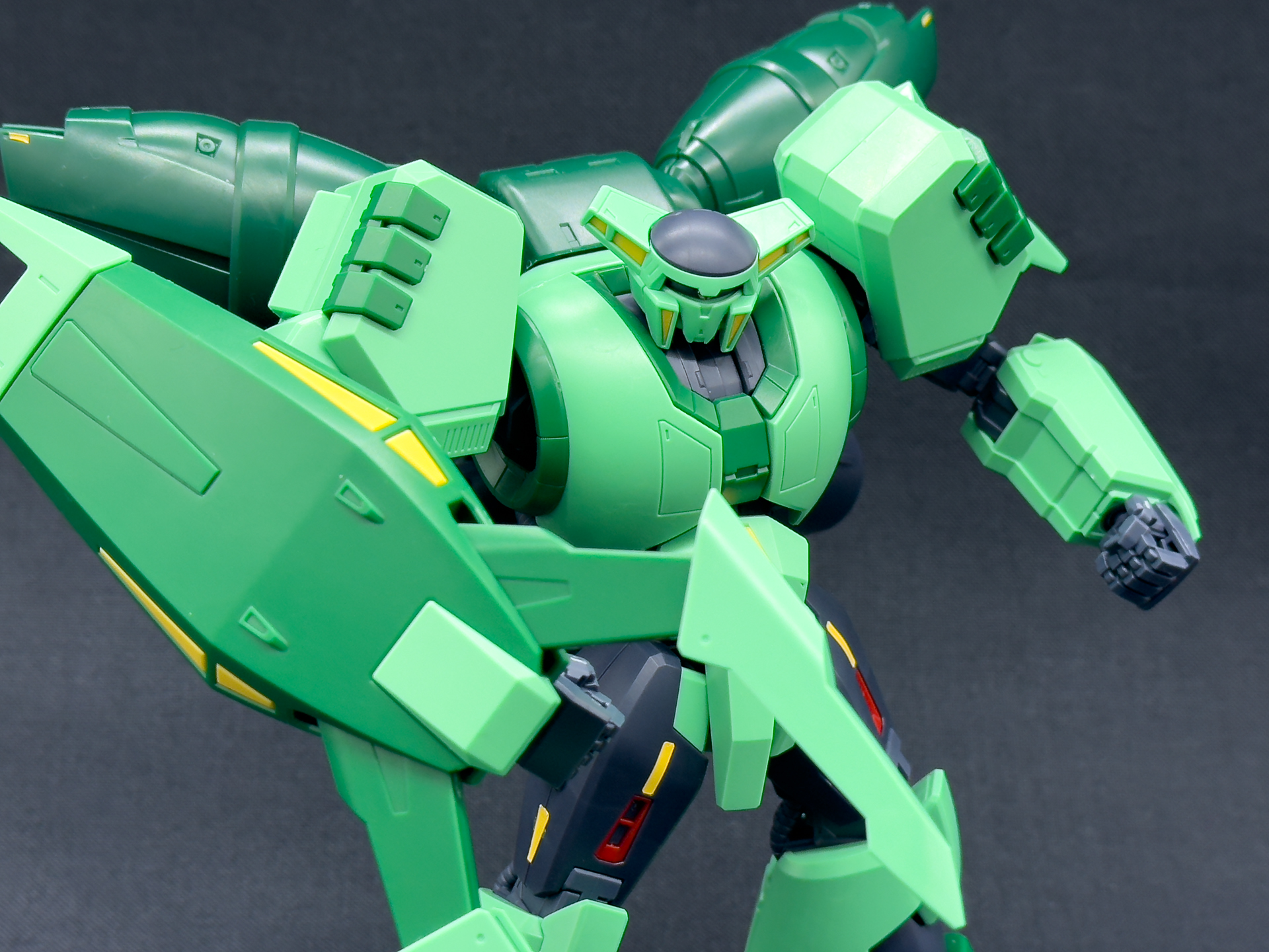 本キットでは機体の特徴である逆三角形な体型も再現されています。