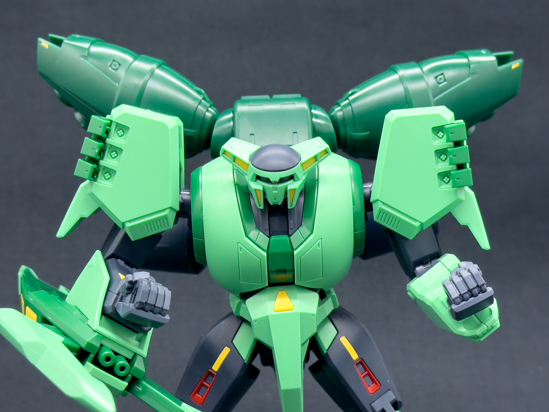 肩部の炸裂弾ランチャーの展開など各部のギミックもしっかり再現。