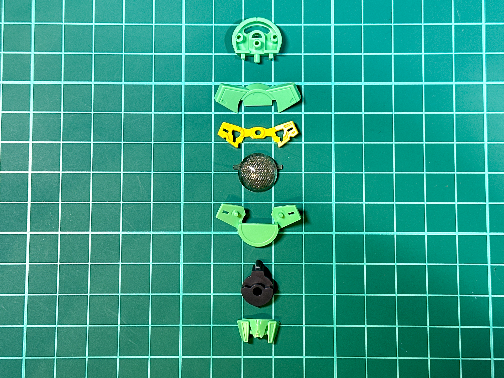 頭部パーツは全7パーツにて構成されています。