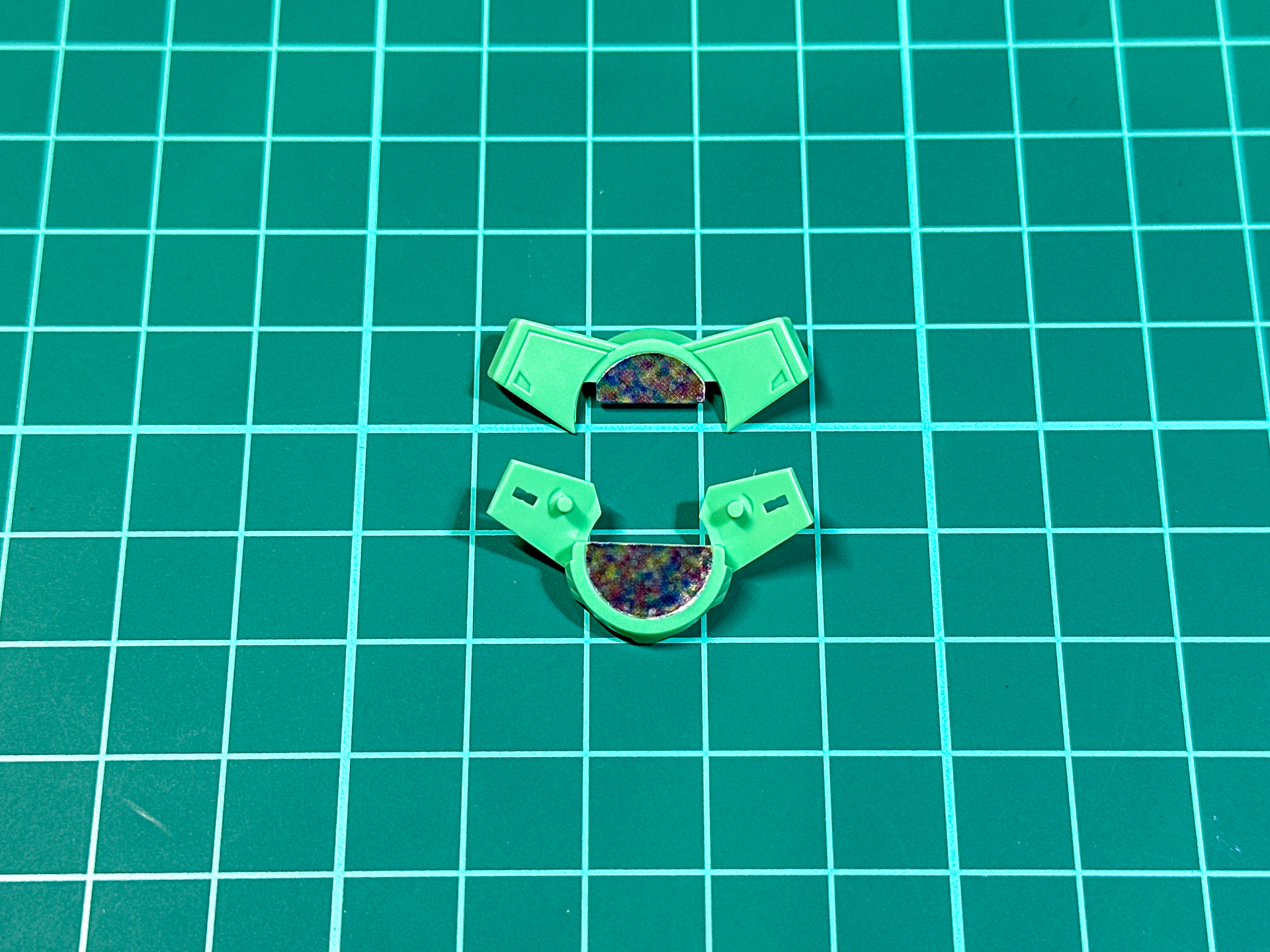 レドームの発光状態はクリアパーツの下にシールを貼り付け再現しています。