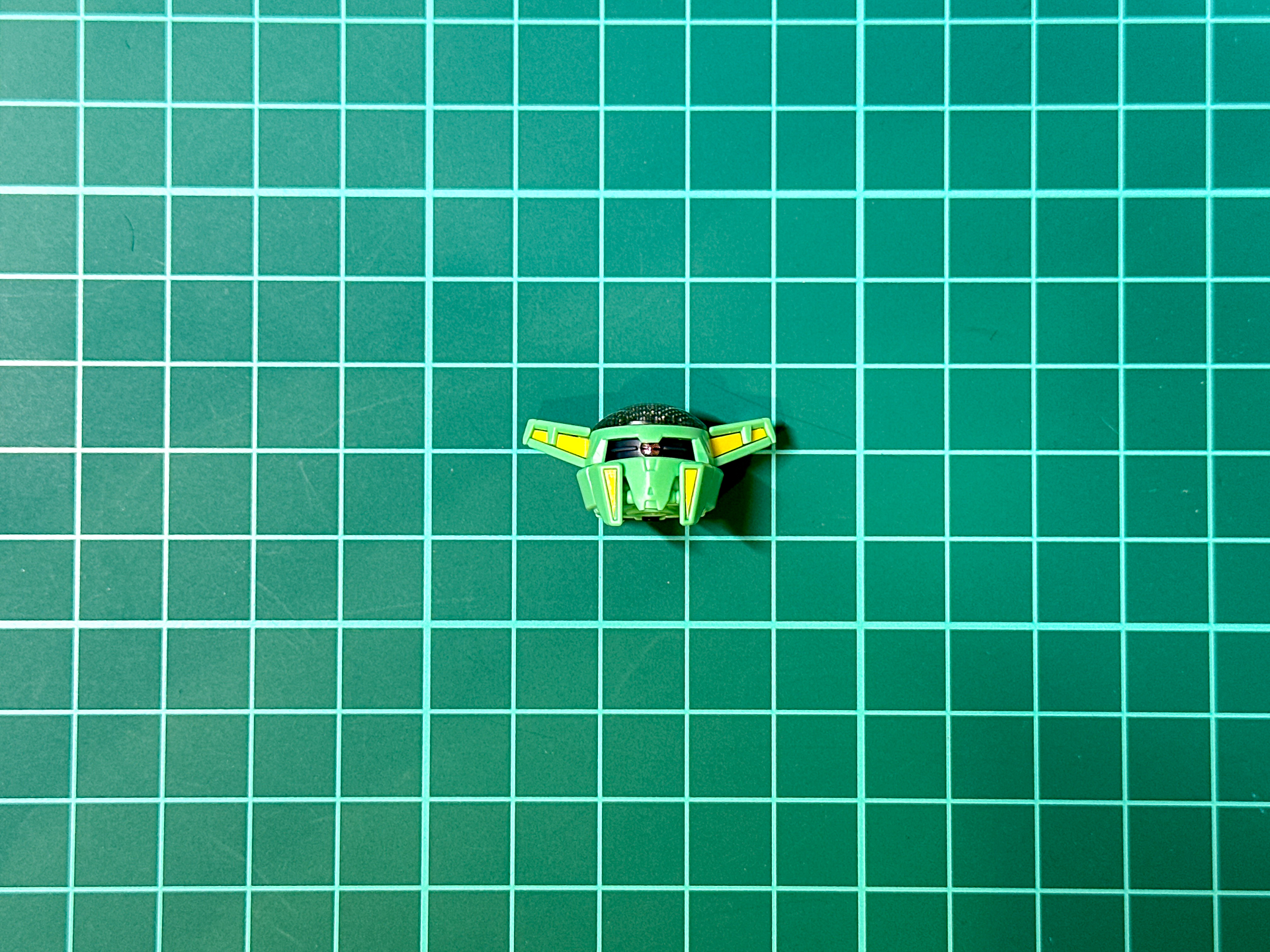 頬部分の黄色部分はシールによる色分けです。